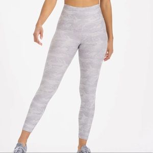 Vuori Clean Elevation Pale Heather Camo Legging, size XS